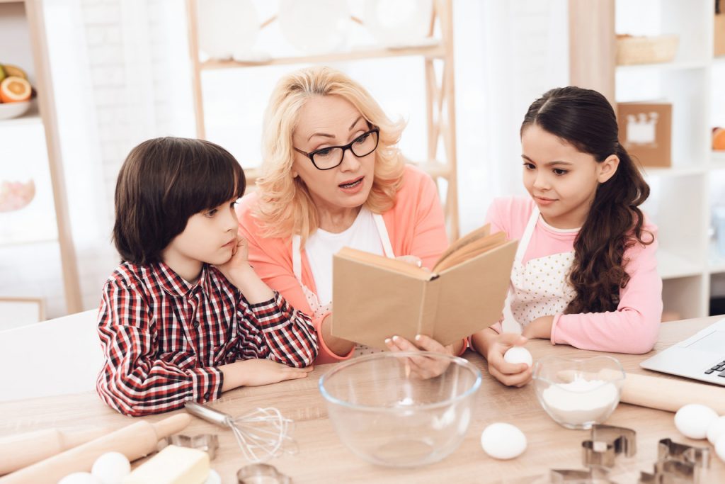 babcia czyta dzieciom książki