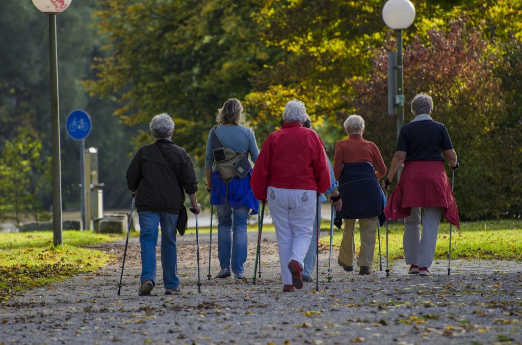 seniorzy z nordic walking