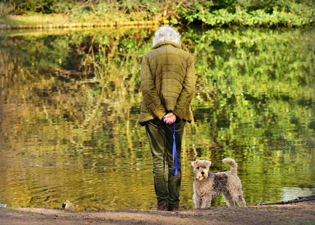 senior na spacerze z psem